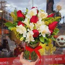 Arranjo de Rosas e Astrom�lias No Vaso de Vidro